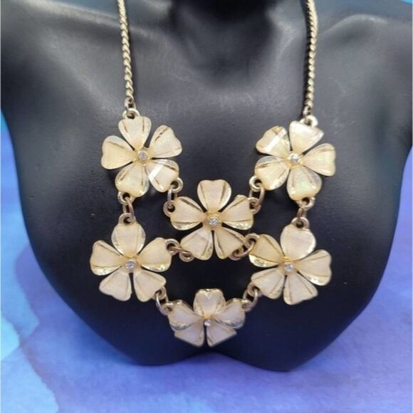 🔥The Limited pale pink flower 🌸 cluster necklace matching earrings 😍 - Picture 3 of 14